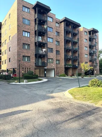 $299,500 | 9332 Landings Lane, Unit 504, Des Plaines, IL 60016