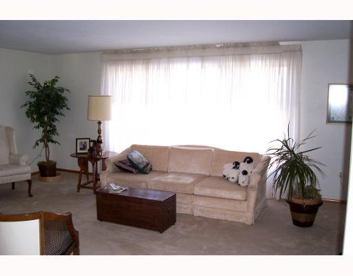 229 Shafer Road Coraopolis, PA 15108 - Photo 3 of 8 Living Room.