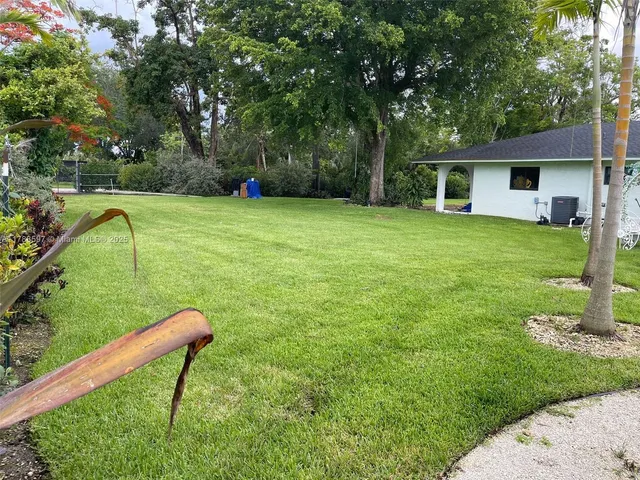 a view of a house with a backyard