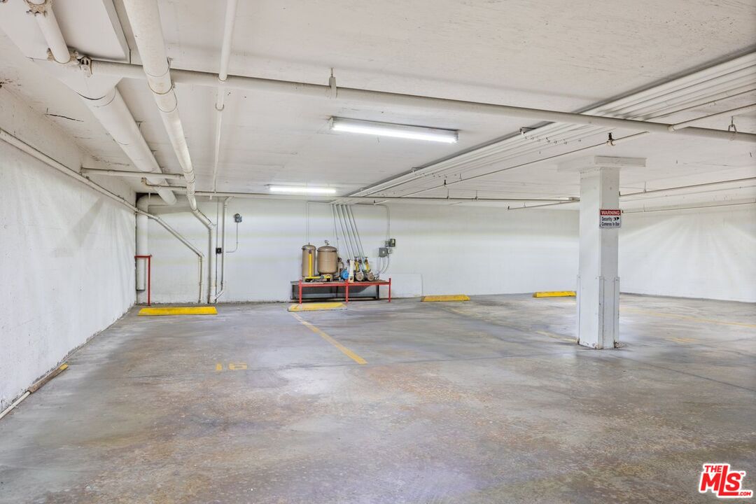 457 North Doheny Drive, Unit 304 Beverly Hills, CA 90210 - Photo 32 of 32 a view of a garage