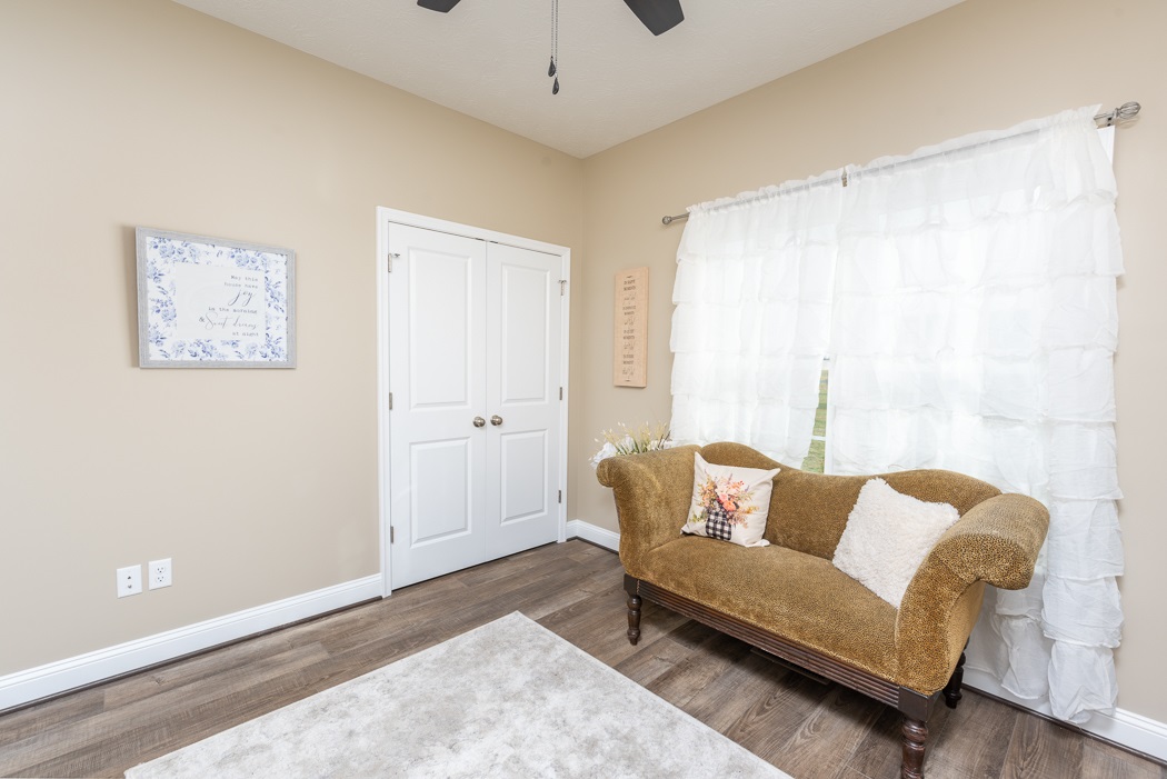 115 Ridgemore Drive Raphine, VA 24472 - Photo 28 of 42 a living room with furniture and a rug