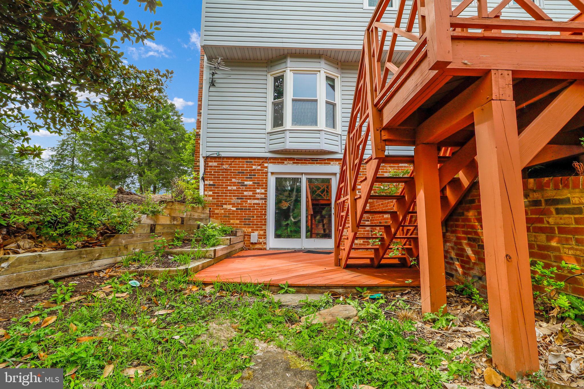 21960 Oatlands Road Aldie, VA 20105 - Photo 25 of 79 front view of a house with a yard