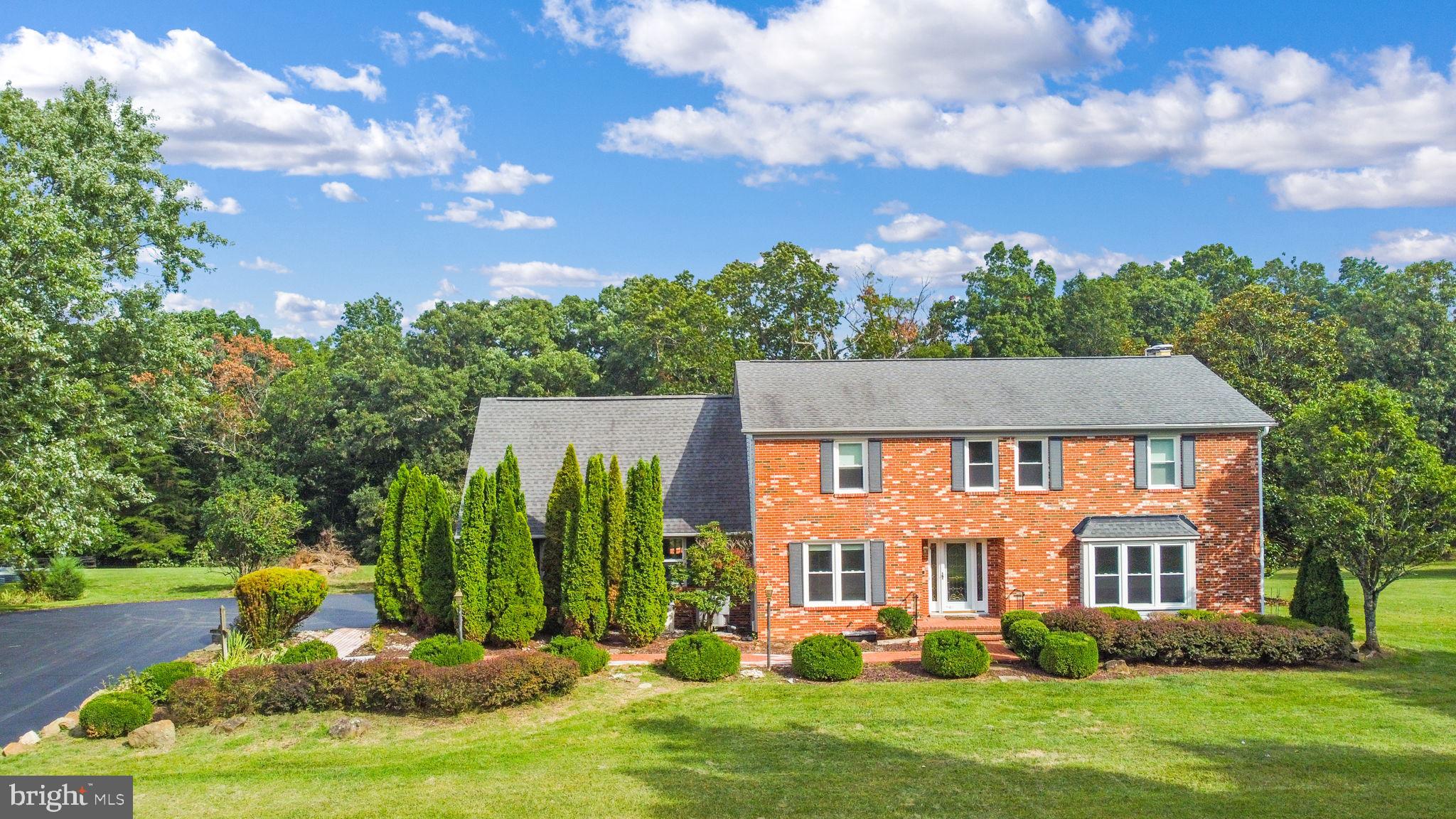 21960 Oatlands Road Aldie, VA 20105 - Photo 10 of 79 a front view of a house with garden