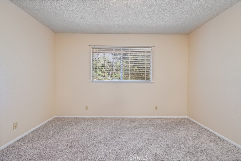 32413 Chickasaw Road Coarsegold, CA 93614 - Photo 28 of 66 an empty room with a window