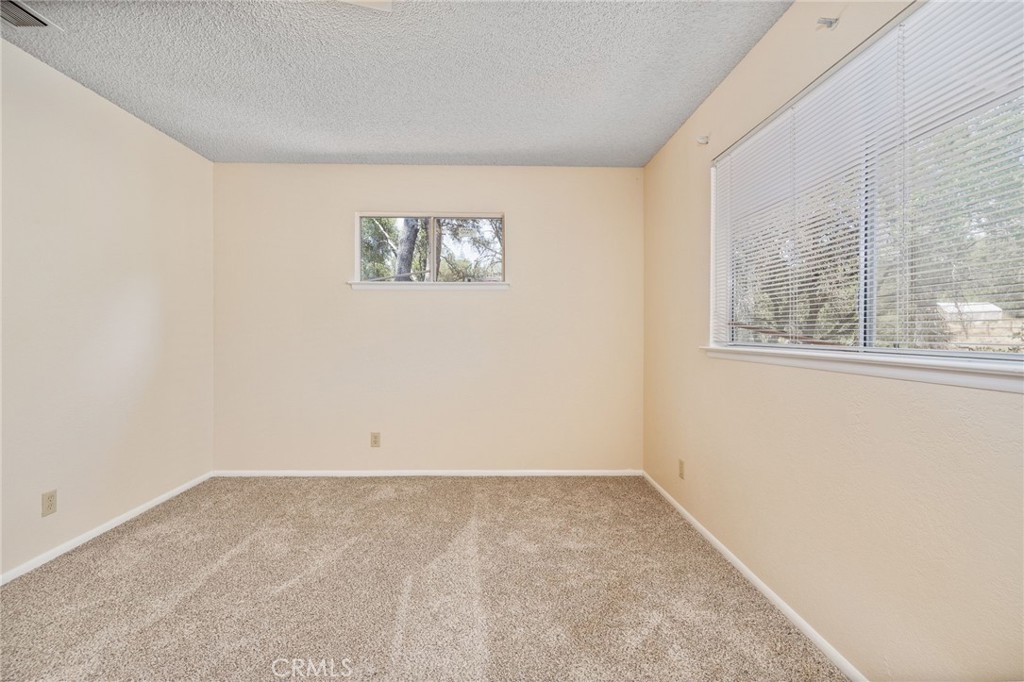 32413 Chickasaw Road Coarsegold, CA 93614 - Photo 29 of 66 an empty room with a window