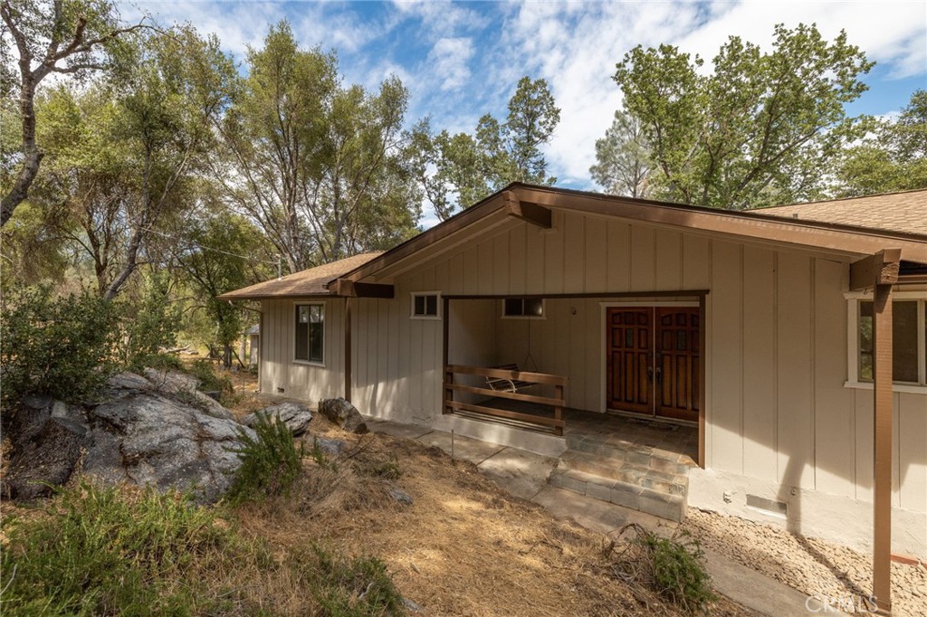 32413 Chickasaw Road Coarsegold, CA 93614 - Photo 50 of 66 a house with trees in the background