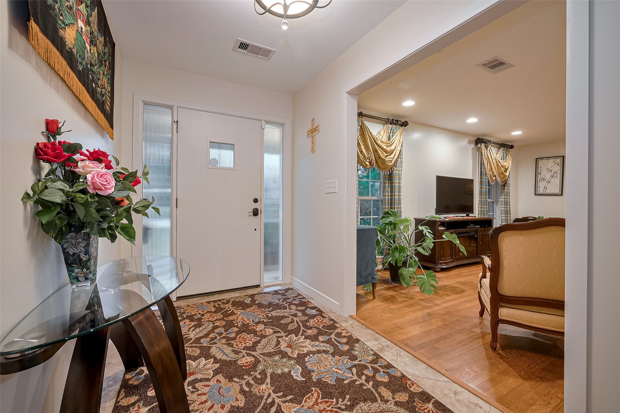 8019 Colgate Street Houston, TX 77061 - Photo 4 of 27 Entryway with art glass full light transom windows allow for light and privacy.