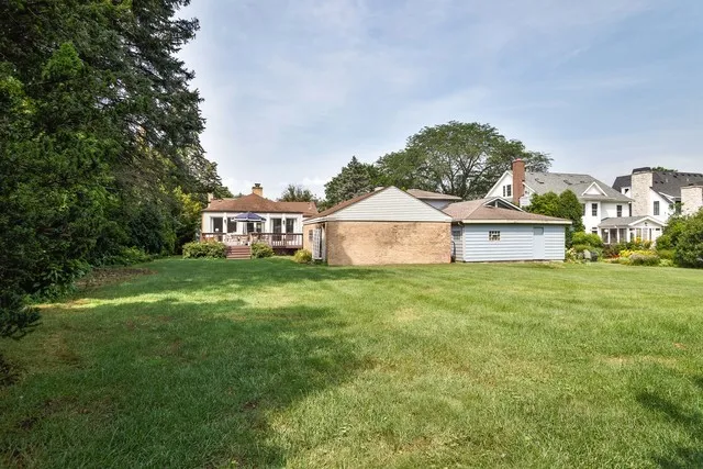 a view of a house with backyard and garden