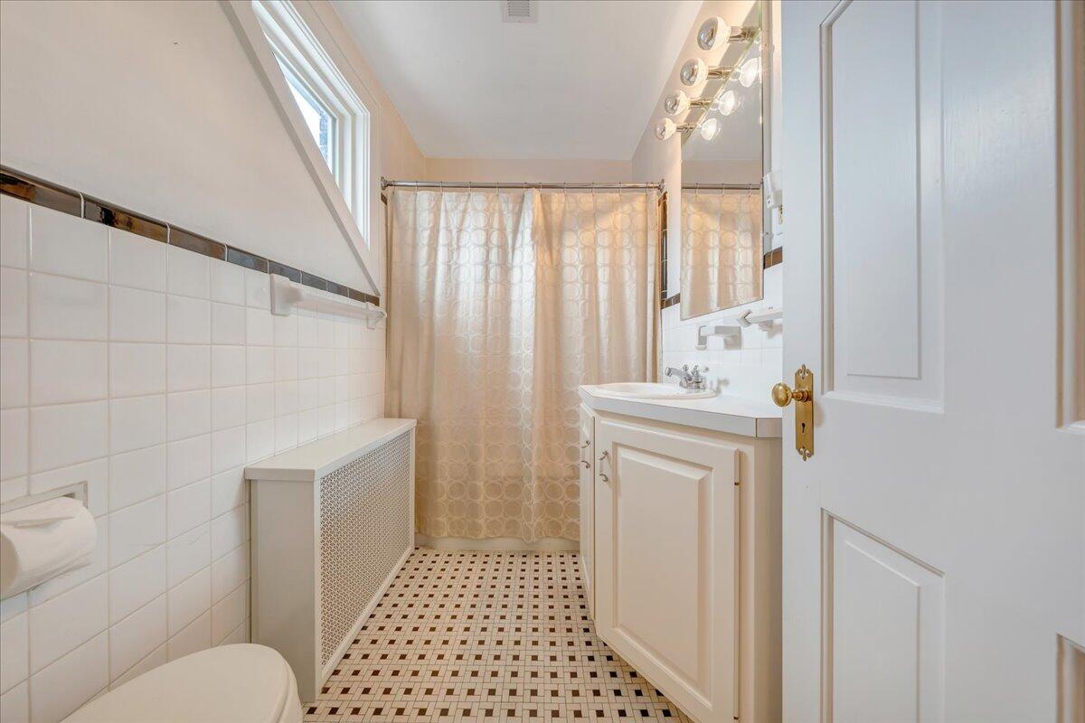 3203 Windsor Road Roanoke, VA 24018 - Photo 31 of 49 Upstairs Bathroom