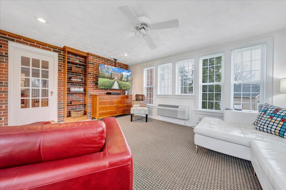 3203 Windsor Road Roanoke, VA 24018 - Photo 8 of 49 Sunroom