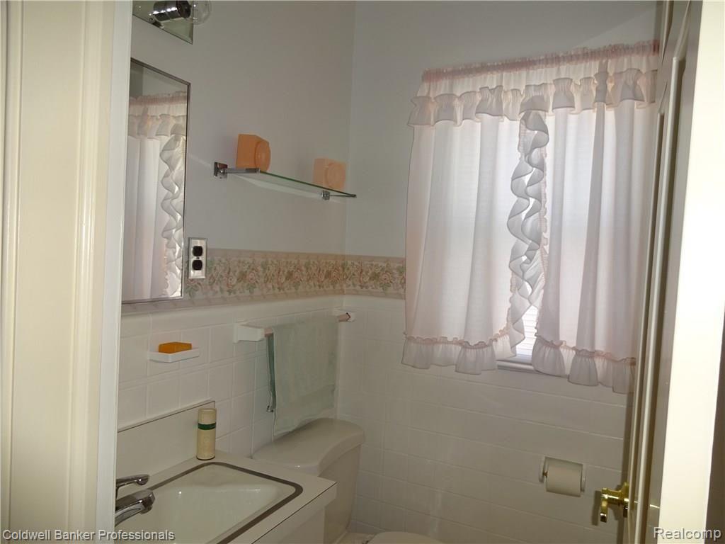 92 Exmoor Road Waterford, MI 48328 - Photo 10 of 26 Main bath