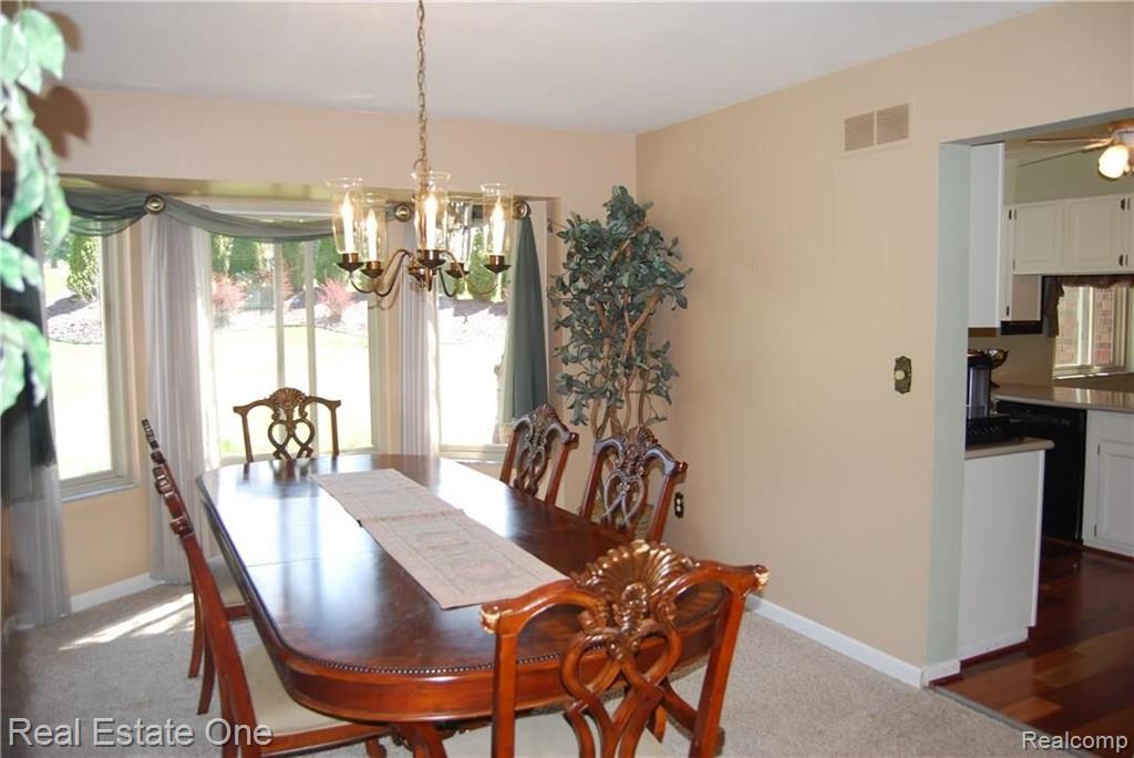540 Rolling Green Circle Rochester Hills, MI 48309 - Photo 4 of 26