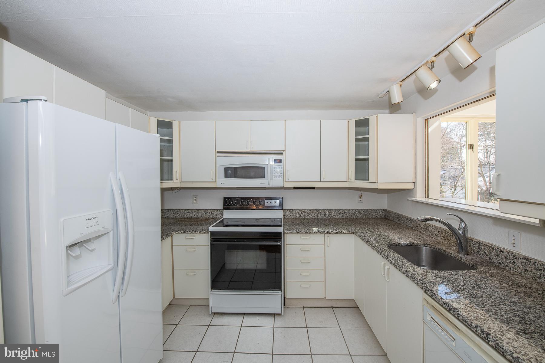 16 Rampart East Media, PA 19063 - Photo 10 of 28 Kitchen
