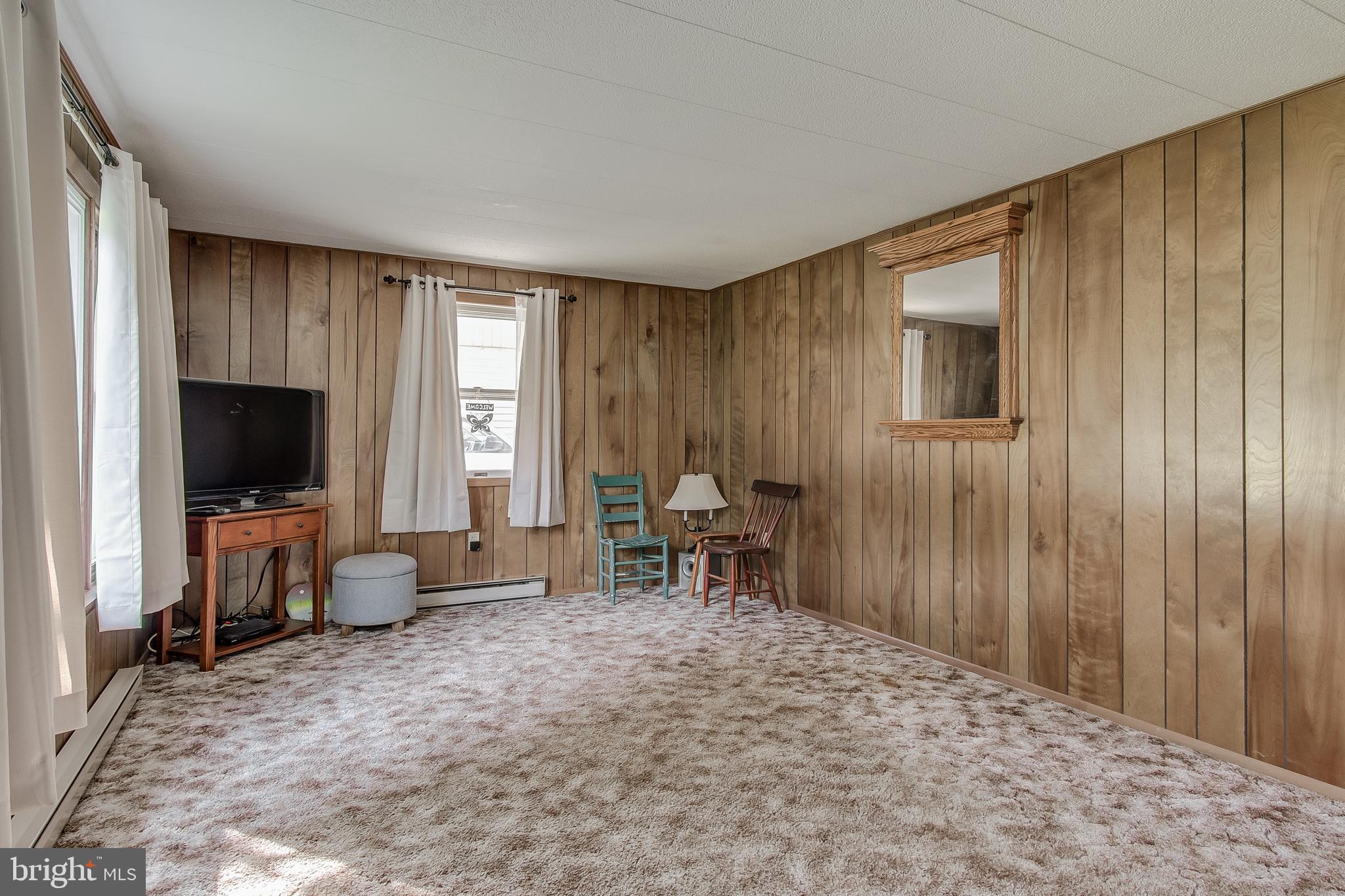 13348 Greensburg Road Smithsburg, MD 21783 - Photo 18 of 39 Living room