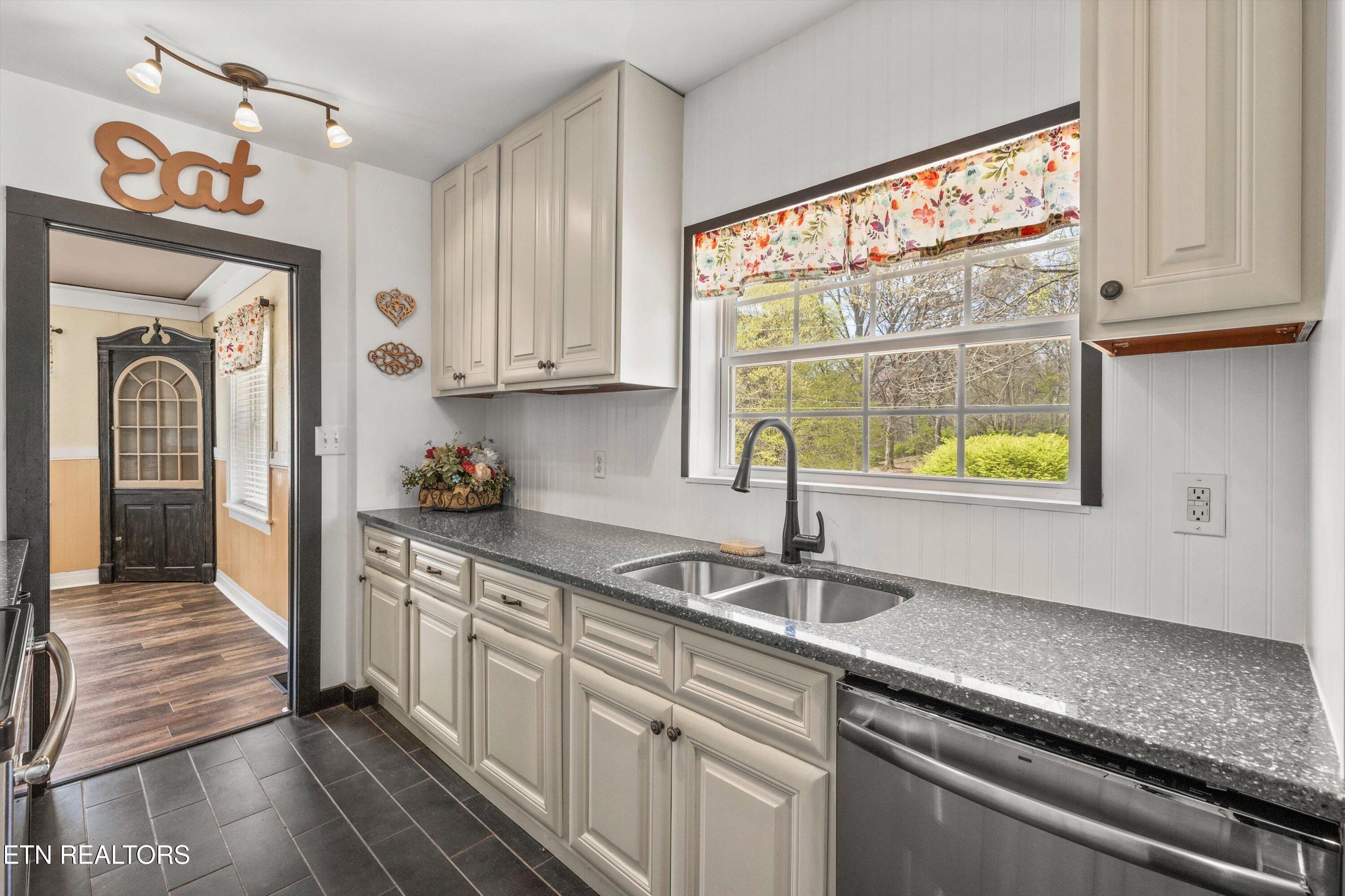 5702-5704 Wise Springs Road Knoxville, TN 37918 - Photo 8 of 36 09-5704 Wise Springs Rd24