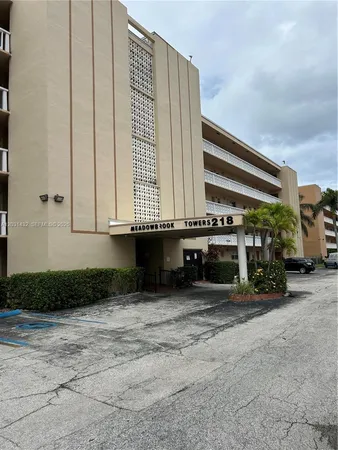 $1,700 | 218 Northeast 12th Avenue, Unit 203, Hallandale Beach, FL 33009
