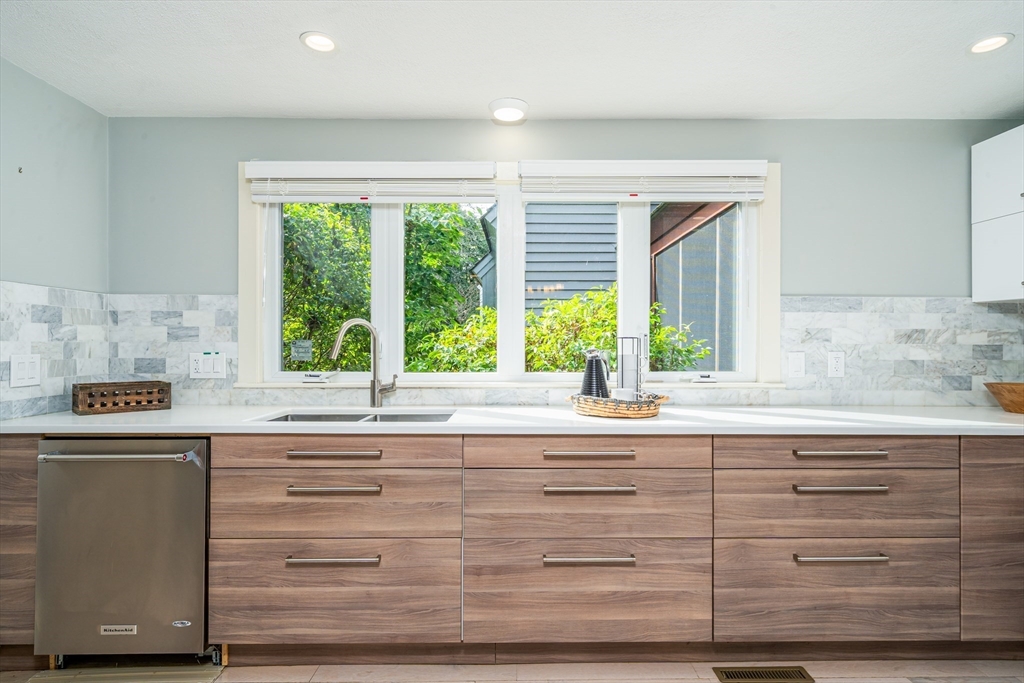 18 Potter Pond, Unit 18 Lexington, MA 02421 - Photo 8 of 42 Gallery Image 8