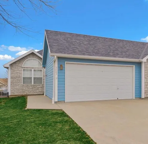 $260,000 | 2085 Country View Court, Tonganoxie, KS 66086