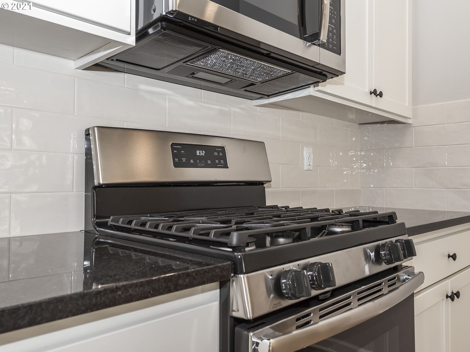 3736 South 42nd Place Ridgefield, WA 98642 - Photo 19 of 31 a close view of stove top oven