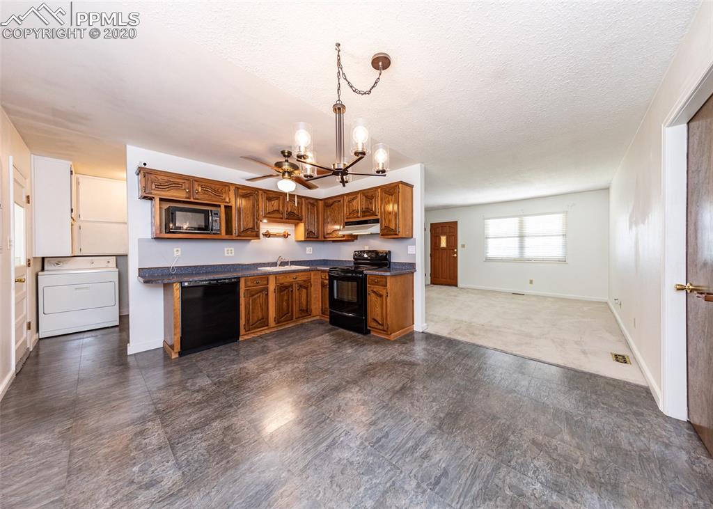 1805 Couch Place Colorado Springs, CO 80911 - Photo 10 of 34
