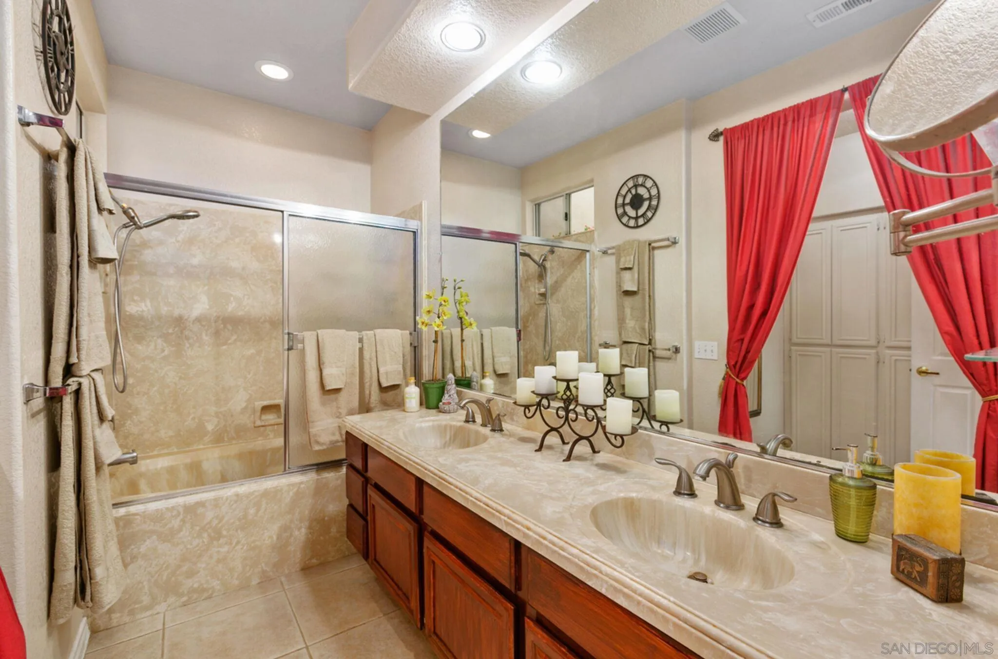 9018 Circle R Oaks Lane Escondido, CA 92026 - Photo 26 of 34 a bathroom with 2 sink tub and a mirror