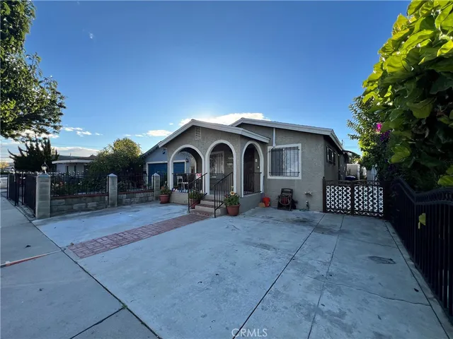 a view of a house with backyard and trees