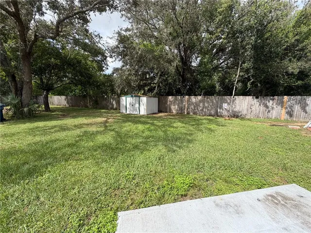 a view of a back yard