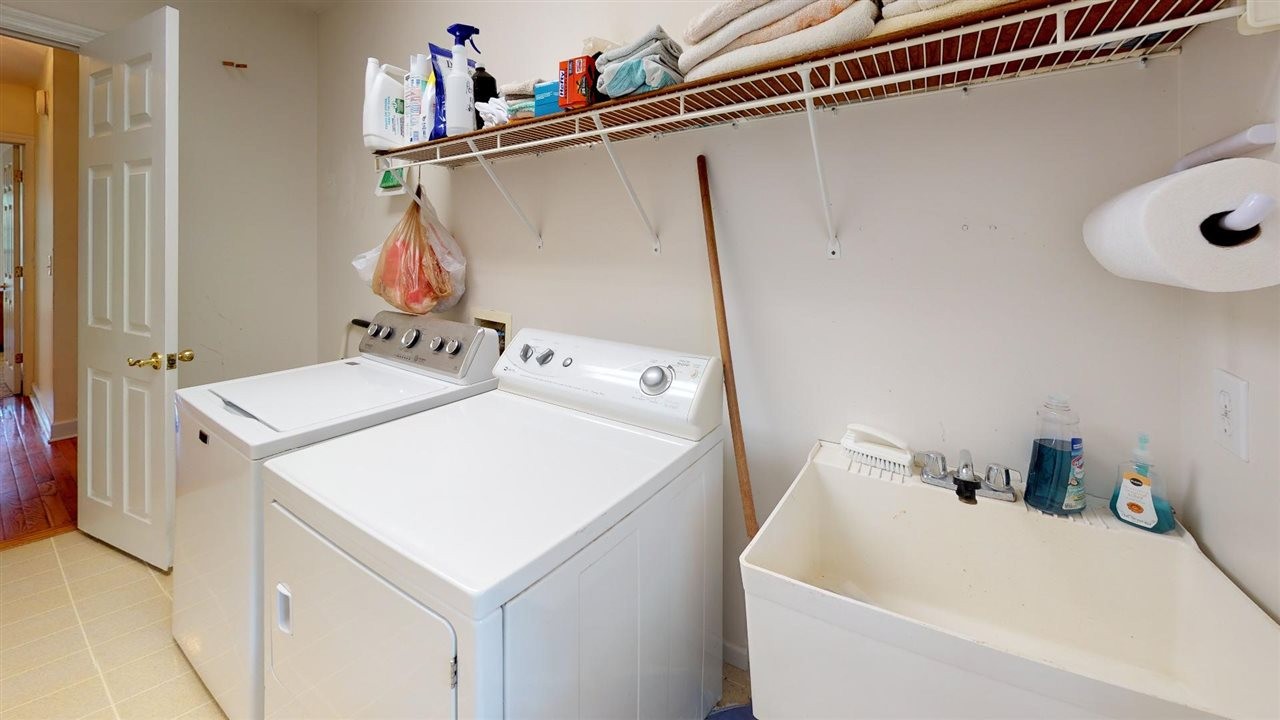 2286 Old Federal Road Ocoee, TN 37361 - Photo 29 of 56 a utility room with dryer and washer