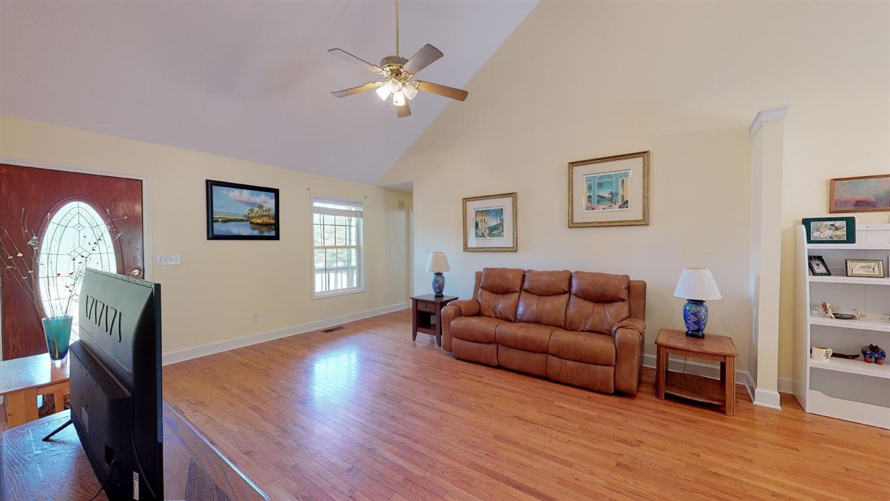 2286 Old Federal Road Ocoee, TN 37361 - Photo 3 of 56 a living room with furniture and a flat screen tv