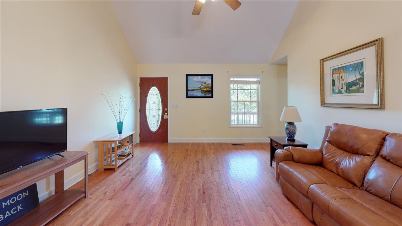 2286 Old Federal Road Ocoee, TN 37361 - Photo 4 of 56 a living room with furniture and a flat screen tv