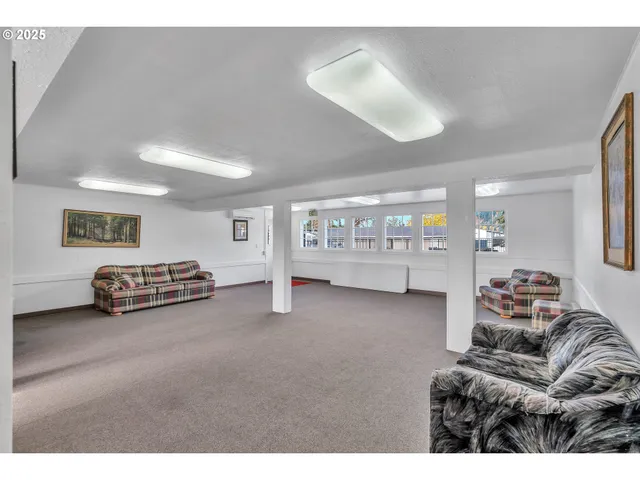 a view of livingroom with furniture