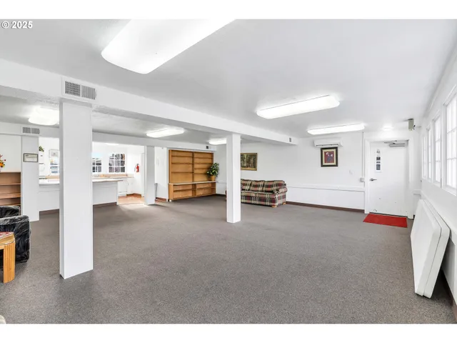 a view of livingroom with furniture