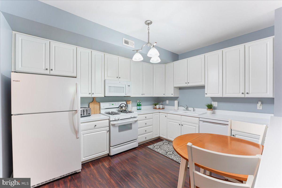 1306 Nicklaus Drive, Unit 134 Springfield, PA 19064 - Photo 9 of 22 Kitchen