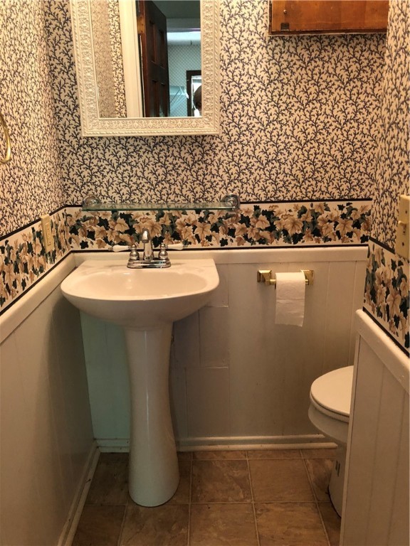 127 Canterbury Road Pendleton, SC 29670 - Photo 13 of 46 Convenient Powder Room