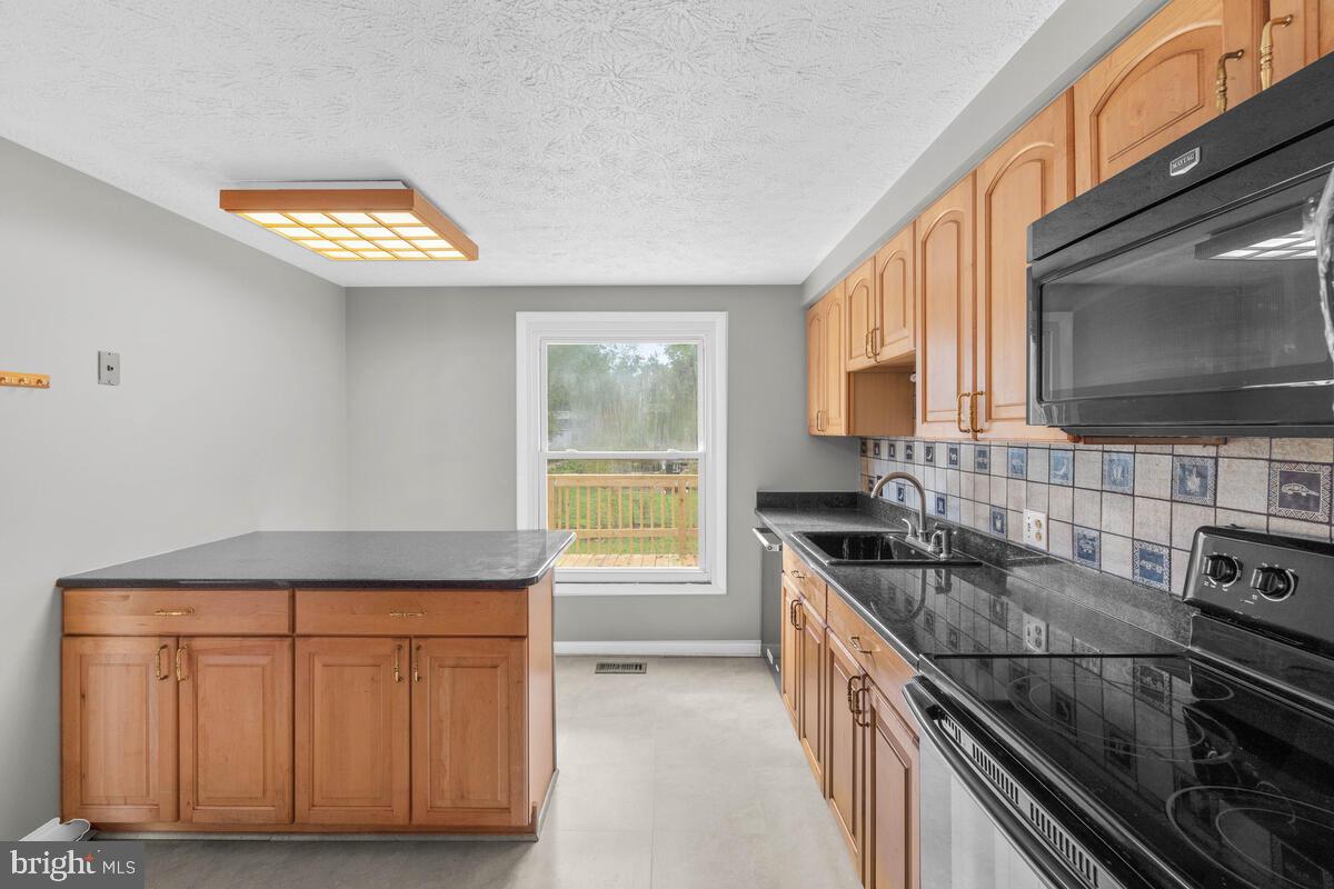 6772 Pyramid Way Columbia, MD 21044 - Photo 7 of 24 Kitchen w/ Island