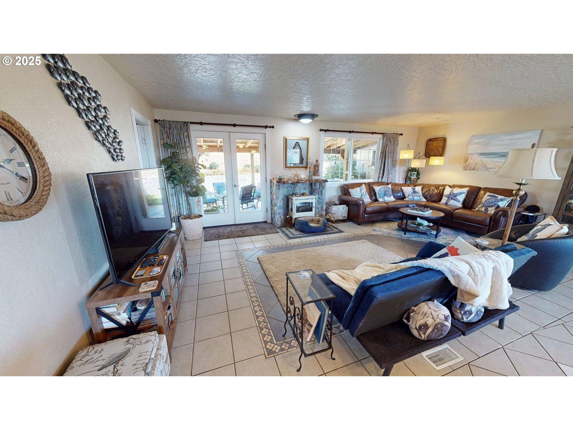 814 Paradise Lane Brookings, OR 97415 - Photo 11 of 47 Family Room