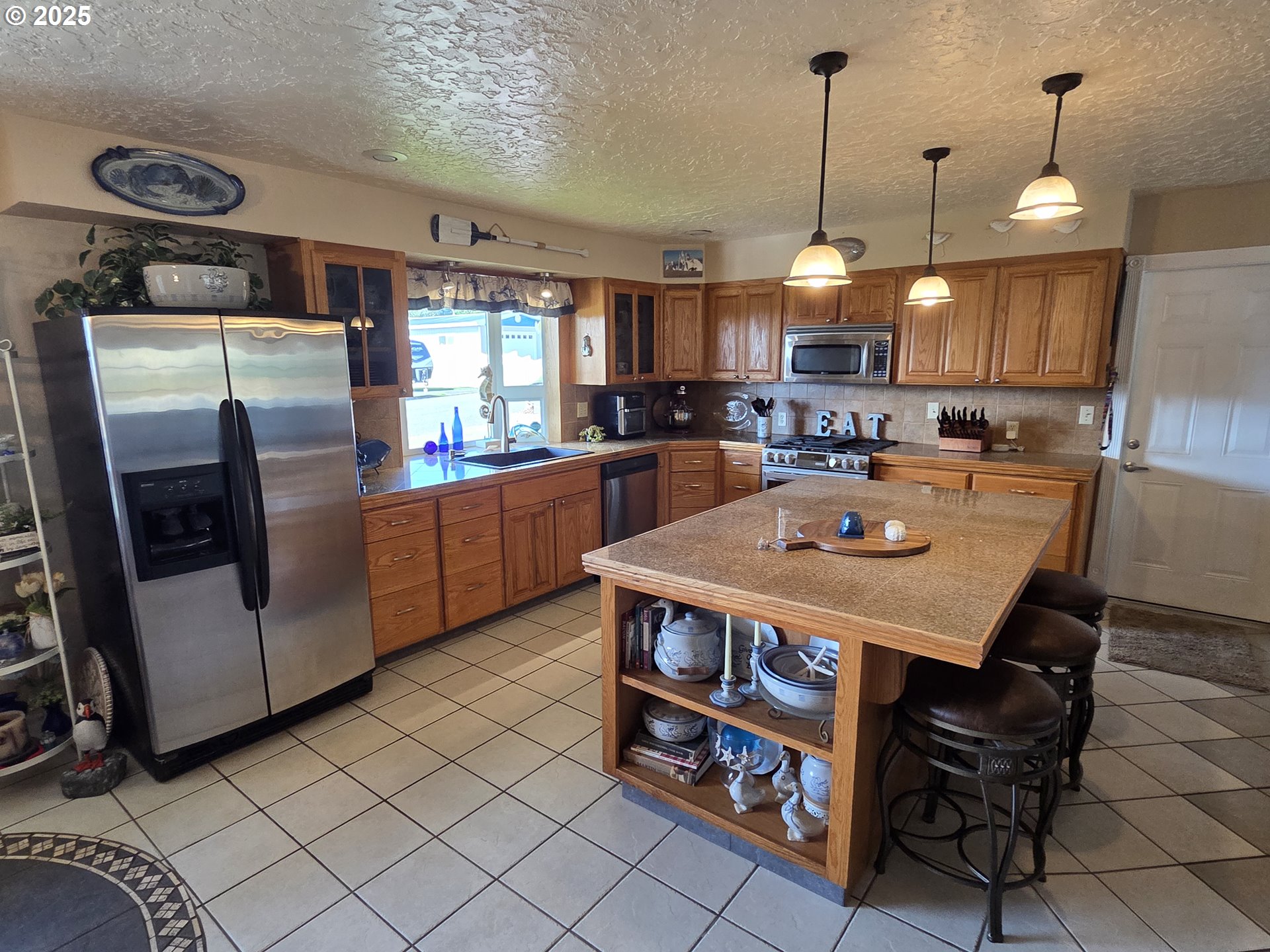814 Paradise Lane Brookings, OR 97415 - Photo 13 of 47 Kitchen