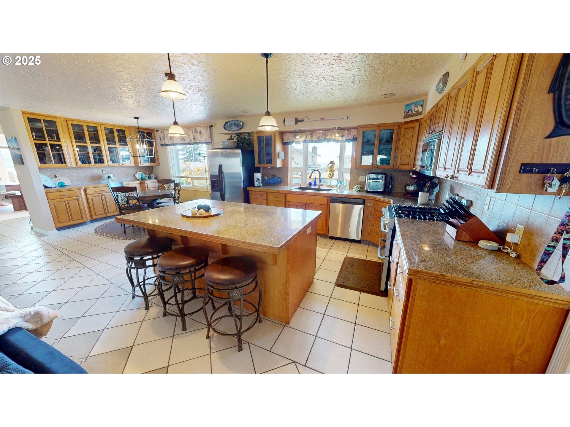 814 Paradise Lane Brookings, OR 97415 - Photo 14 of 47 Kitchen