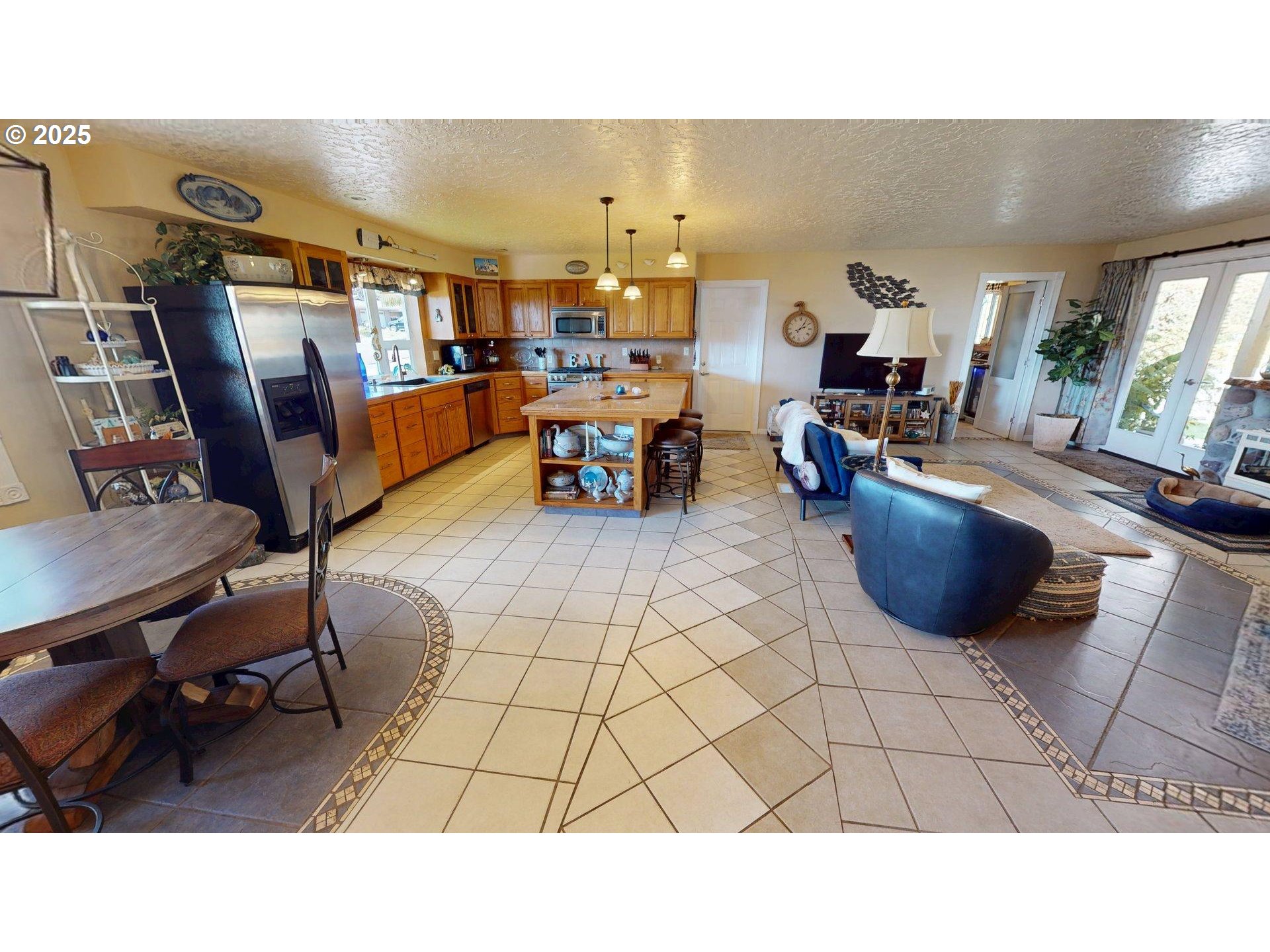 814 Paradise Lane Brookings, OR 97415 - Photo 16 of 47 Great Room