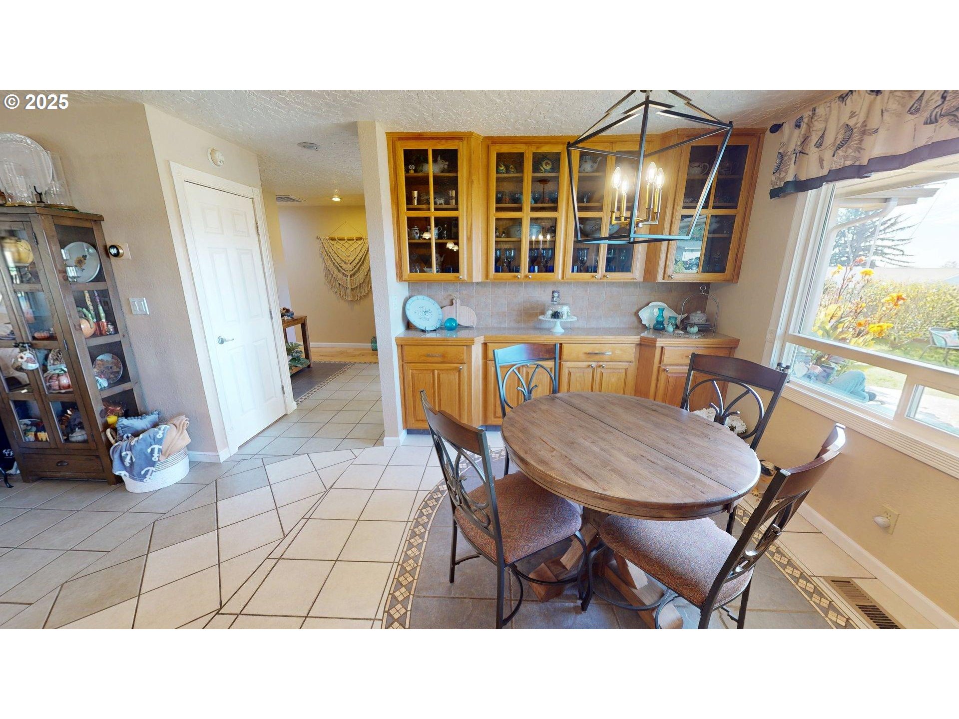814 Paradise Lane Brookings, OR 97415 - Photo 18 of 47 Dining Area