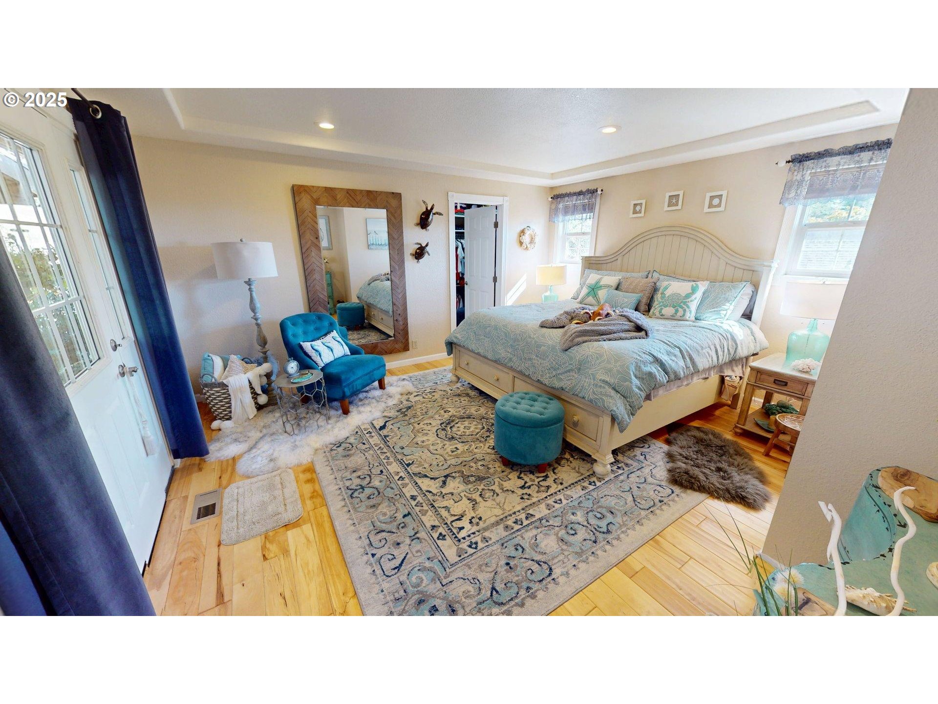 814 Paradise Lane Brookings, OR 97415 - Photo 20 of 47 Owner's Suite Bedroom