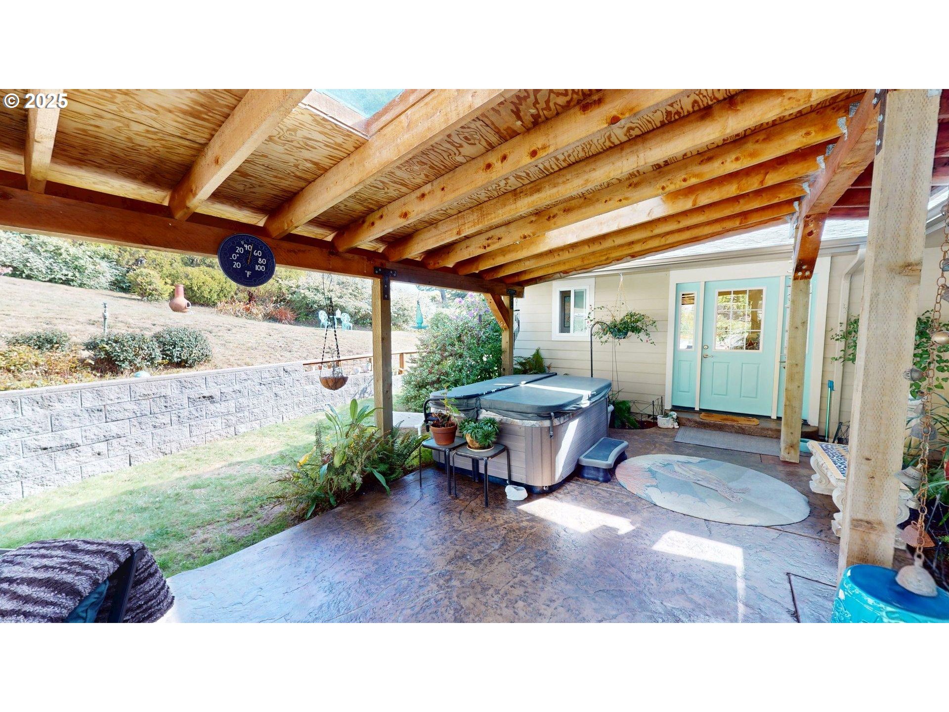 814 Paradise Lane Brookings, OR 97415 - Photo 24 of 47 Hot Tub