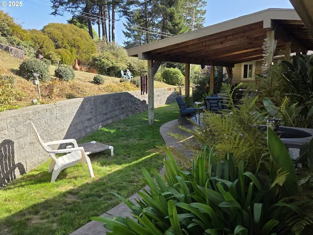 a view of yard with seating area