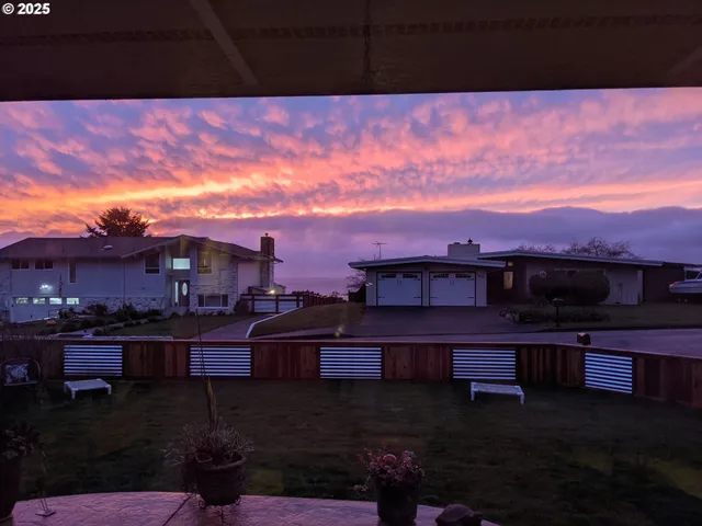 a view of a houses with a yard
