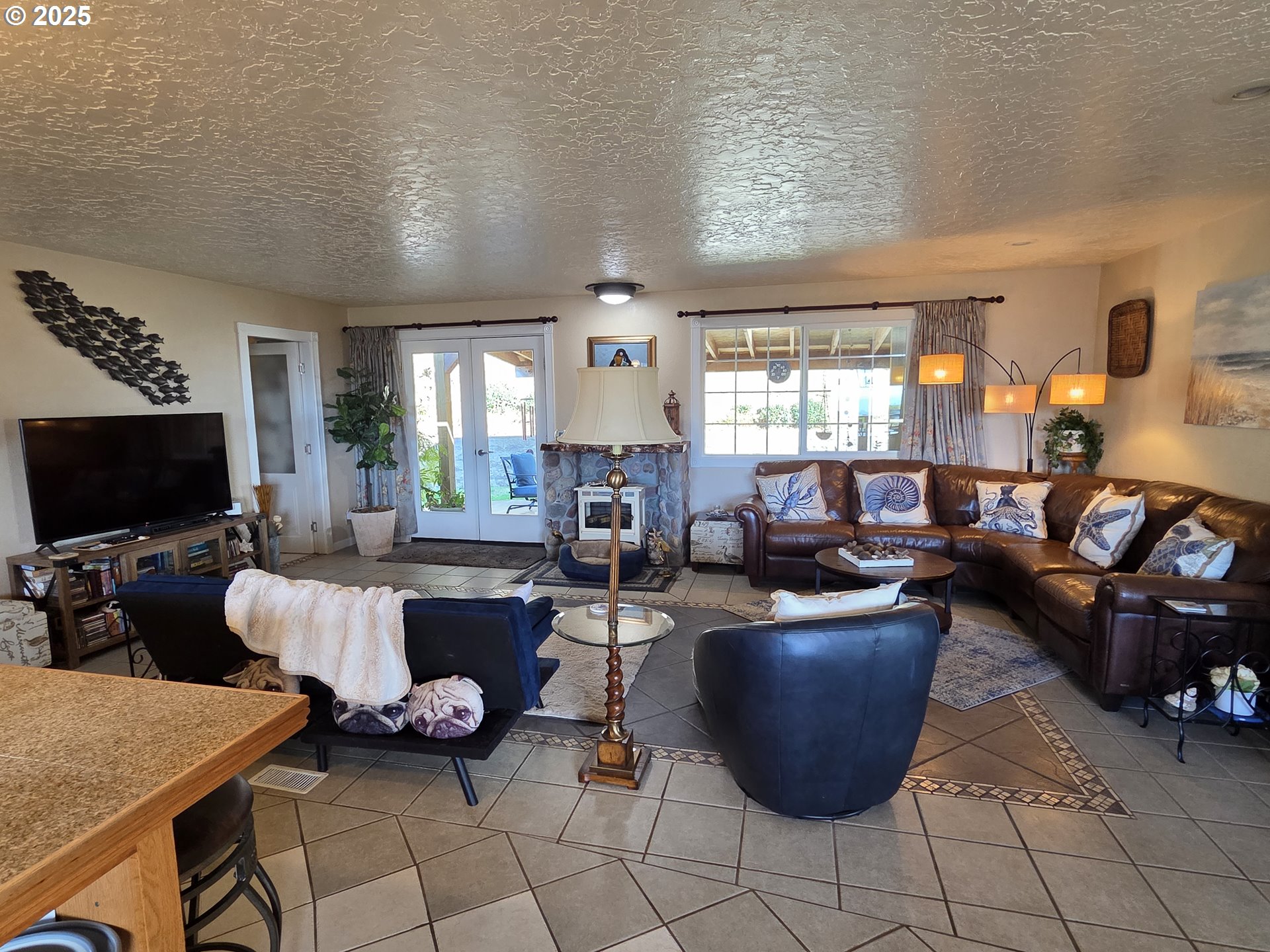 814 Paradise Lane Brookings, OR 97415 - Photo 10 of 47 Family Room