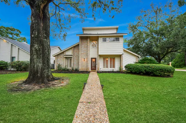 a view of a house with a yard