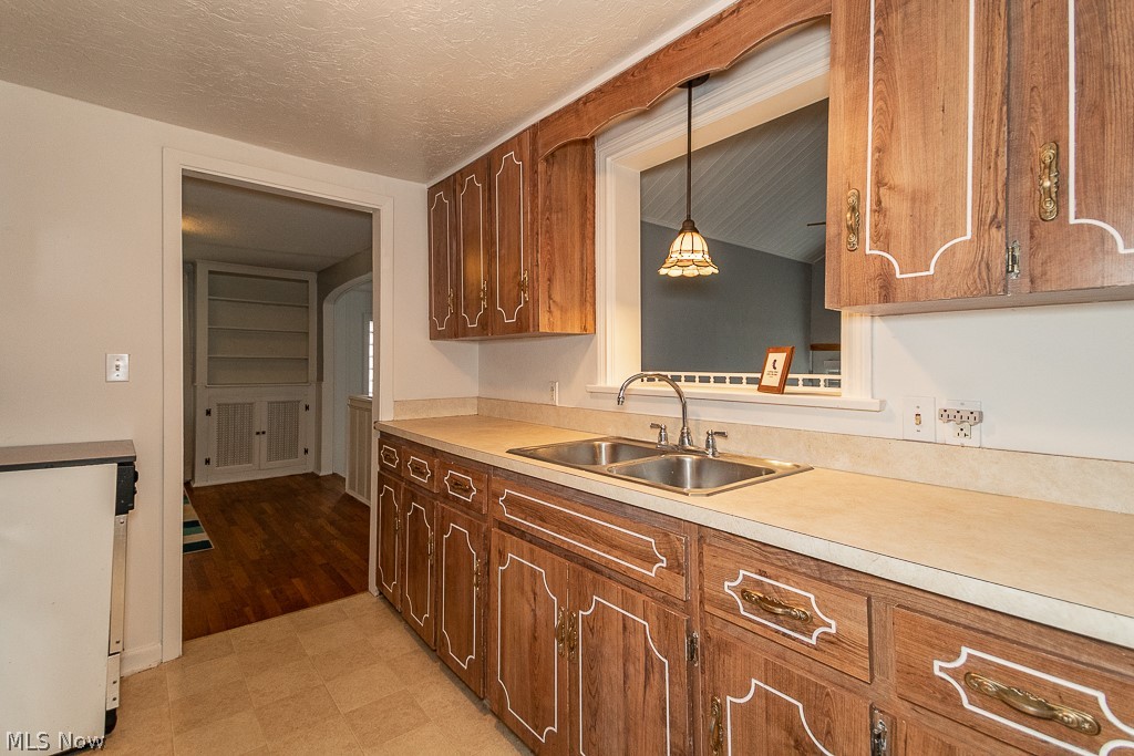 5271 Edenhurst Road Cleveland, OH 44124 - Photo 8 of 33