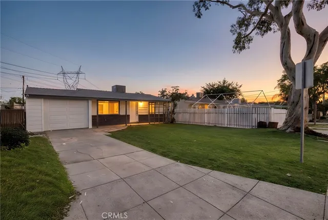 a view of a backyard