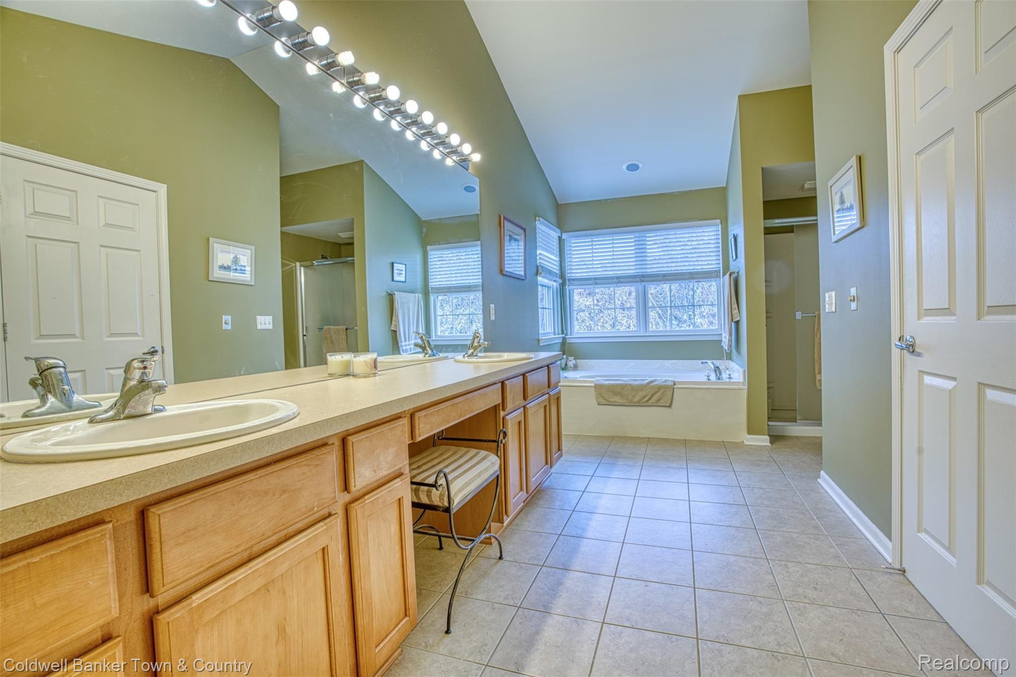 4160 Merriman Loop Howell, MI 48843 - Photo 24 of 38 Jetted soaking tub and separate shower.