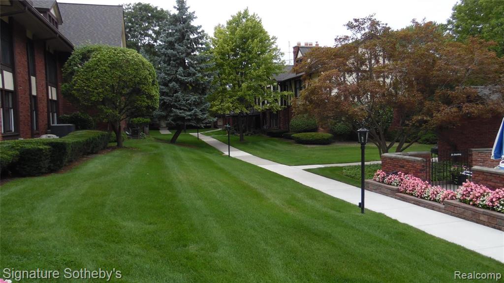 1750 Vernier Road, Unit 5 Grosse Pointe Woods, MI 48236 - Photo 29 of 33